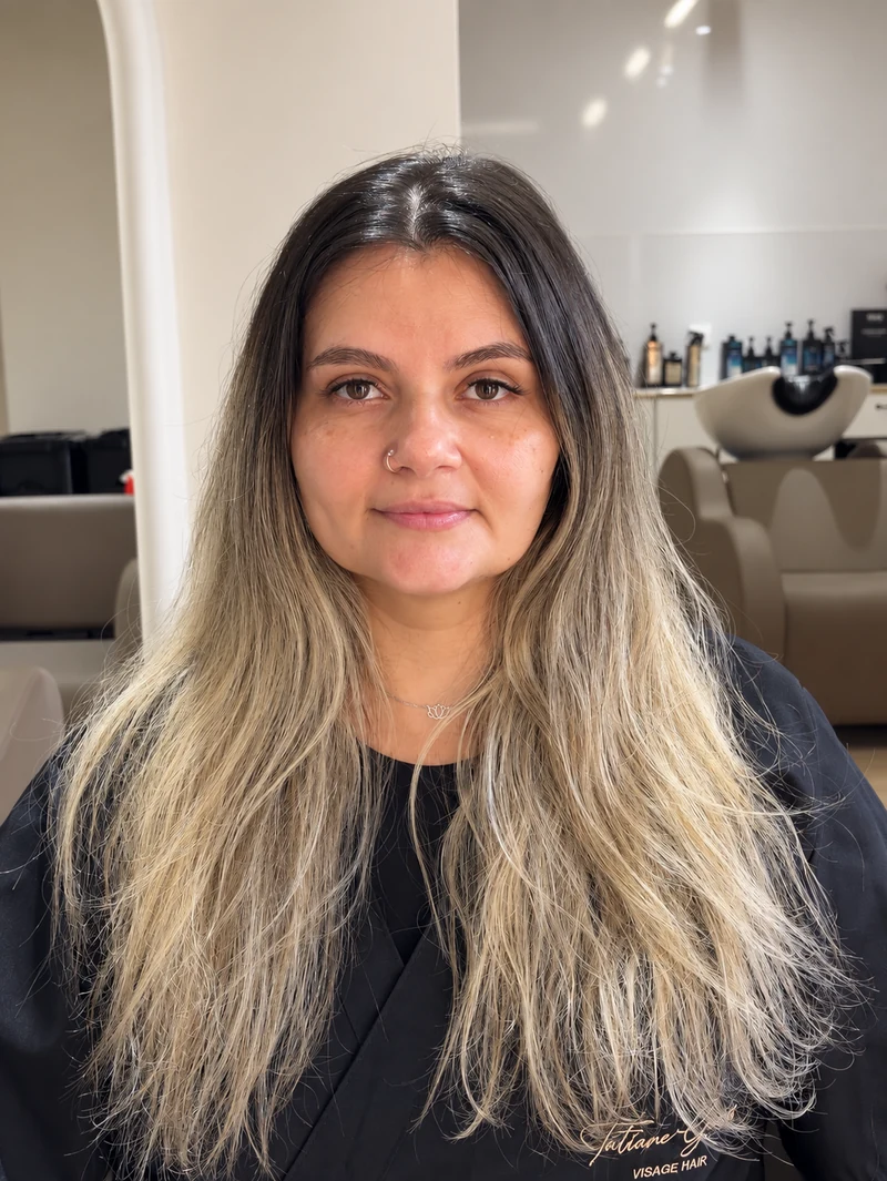 Cabelo com raiz escura e comprimentos loiros, fotografia frontal (foto 1 de 3)
